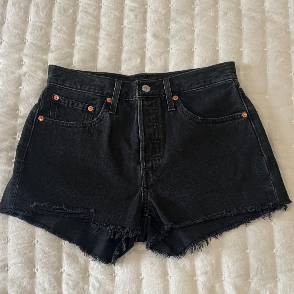 Levi's 501
Original high-rise cutoff